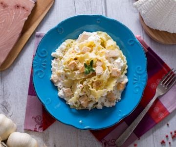 Reginette com creme de ricota e cubos de peixe-espada