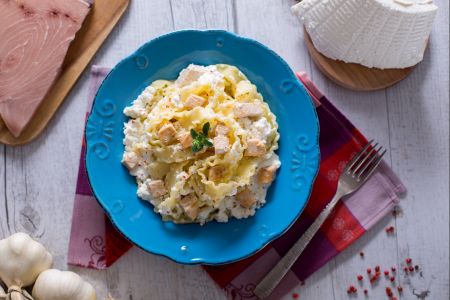 Reginette com creme de ricota e cubos de peixe-espada