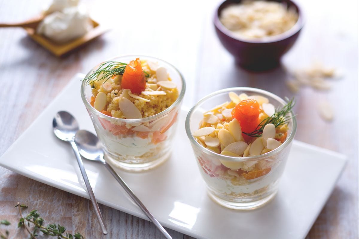 Copinhos salgados de salmão, espuma de queijo e crumble de ervas