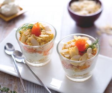 Copinhos salgados de salmão, espuma de queijo e crumble de ervas