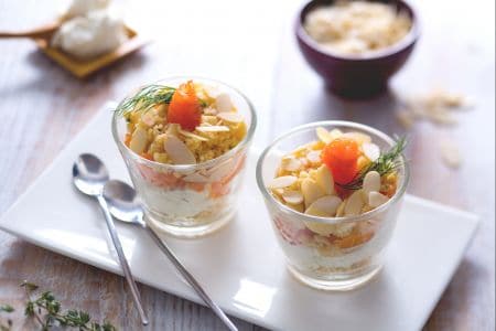 Copinhos salgados de salmão, espuma de queijo e crumble de ervas