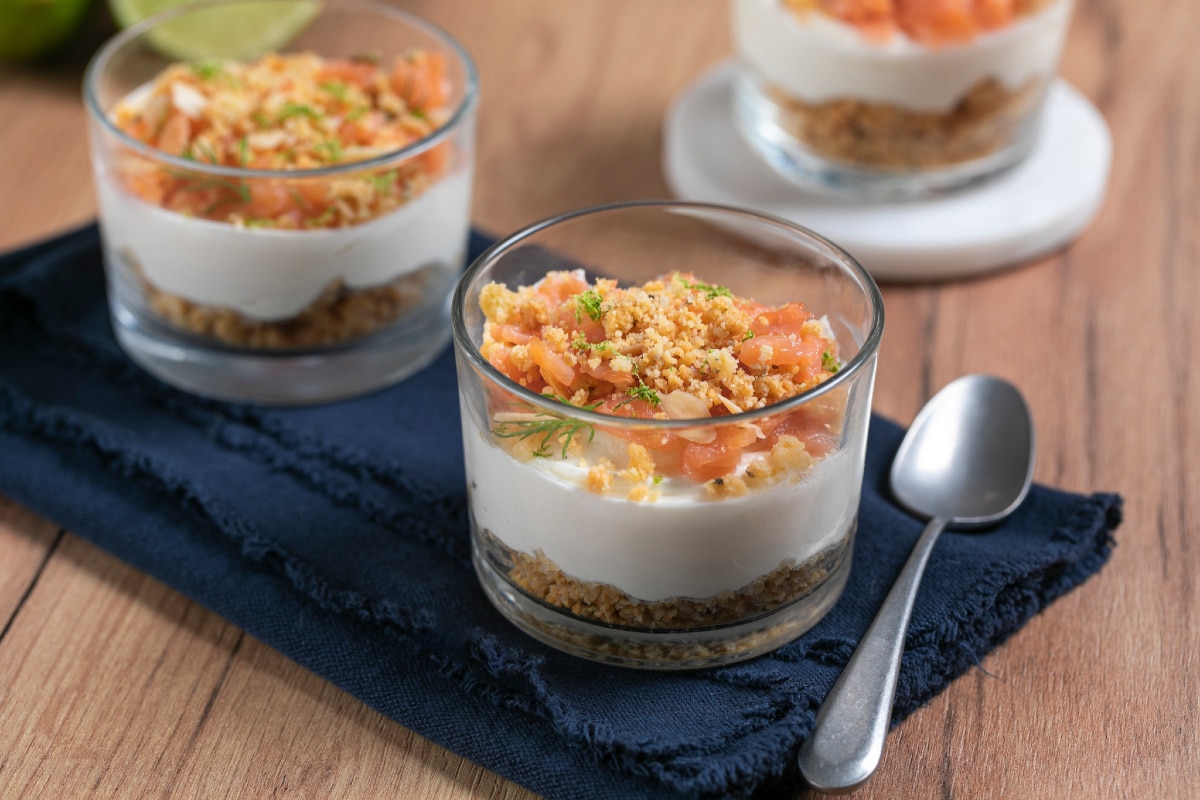 Copinhos salgados de salmão, espuma de queijo e crumble de ervas