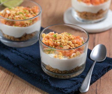 Copinhos salgados de salmão, espuma de queijo e crumble de ervas