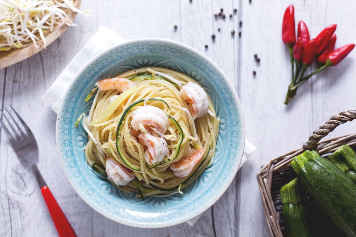 Spaghetti com camarões, abobrinhas e brotos de soja