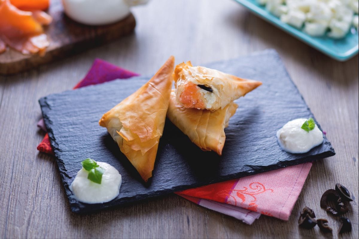 Triangolini di pasta phillo al salmone con crema di burrata