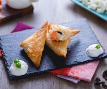 Triangolini di pasta phillo al salmone con crema di burrata
