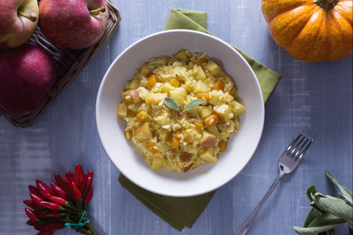 Risoto com maçãs, abóbora picante e sálvia