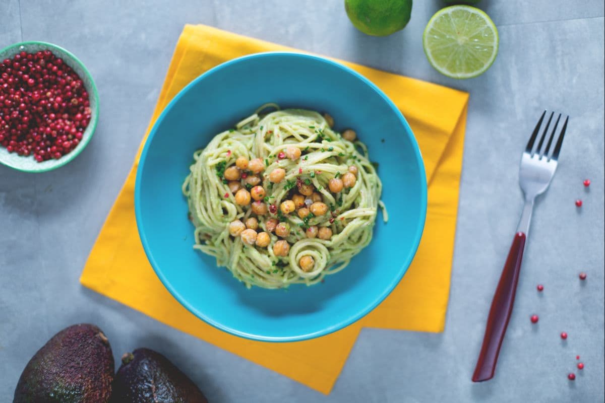Spaghetti integrali com creme de abacate e grão-de-bico crocante
