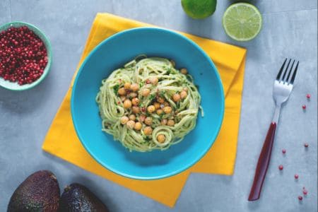 Spaghetti integrali com creme de abacate e grão-de-bico crocante