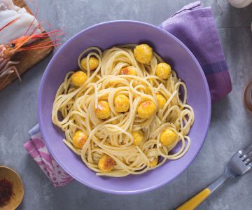 Pasta com almôndegas de peixe