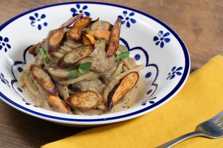 Spaghetti berinjela, pecorino e mexilhões
