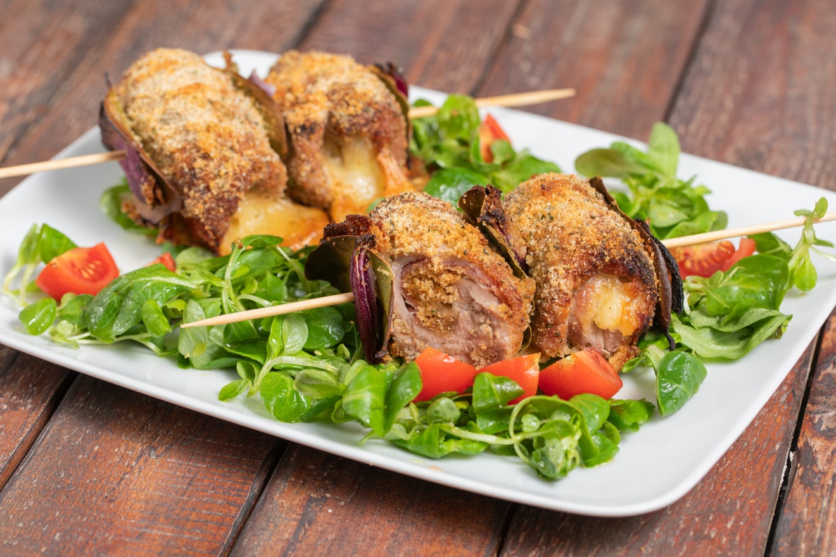 Bifes enrolados de vitela e speck