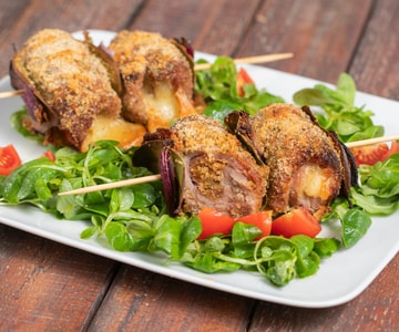 Bifes enrolados de vitela e speck