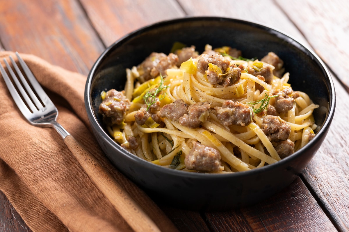 Linguine com linguiça, alho-poró e funcho
