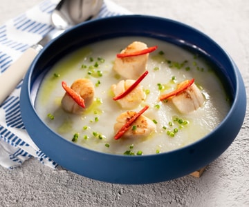 Creme de alcachofra de Jerusalém com vieiras grelhadas