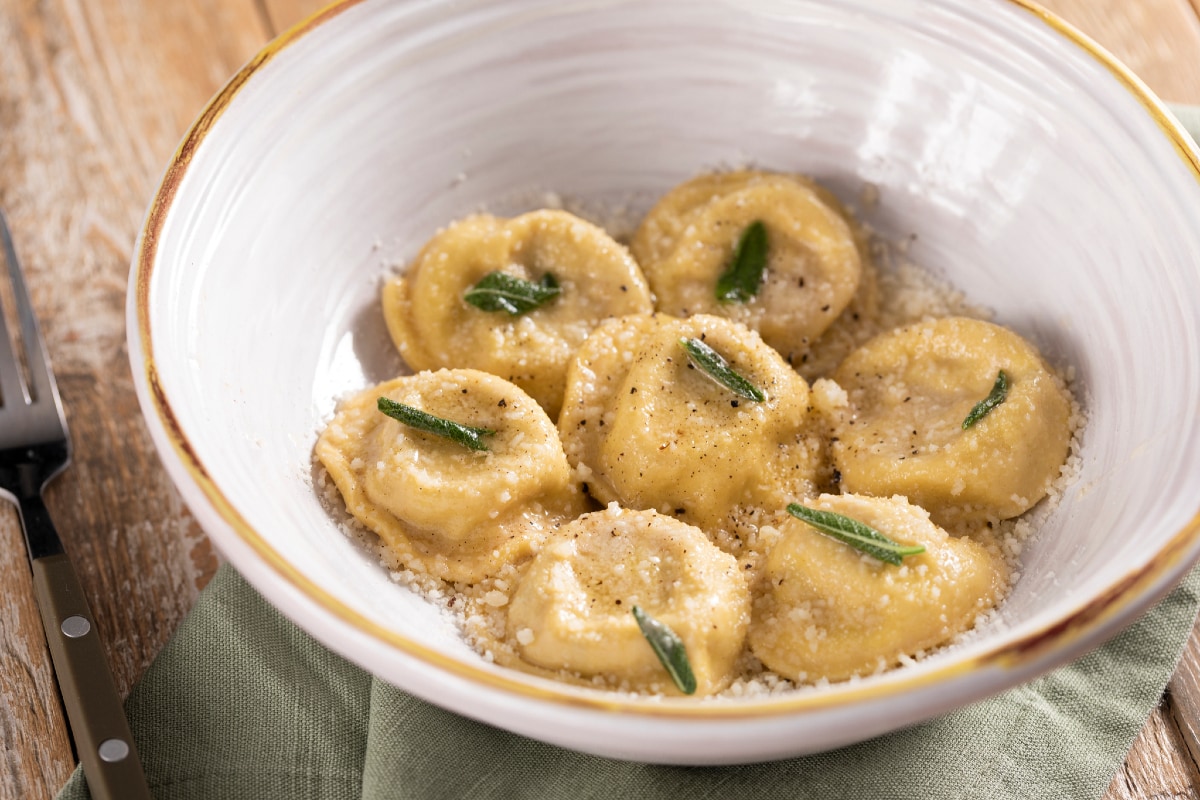 Ravioli recheados com frango caipira