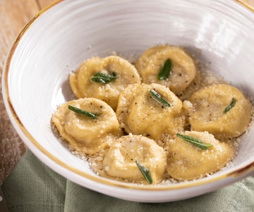 Ravioli recheados com frango caipira