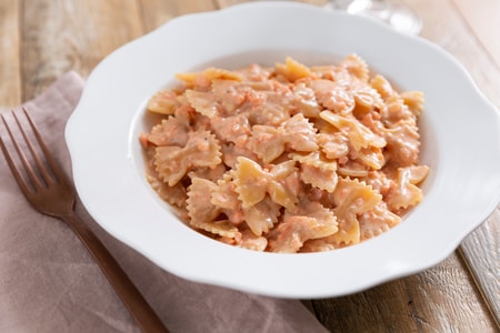 Farfalle ao salmão defumado