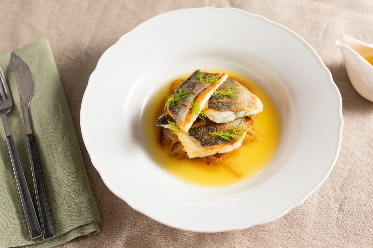 Filé de robalo com erva-doce caramelizada e molho de laranja