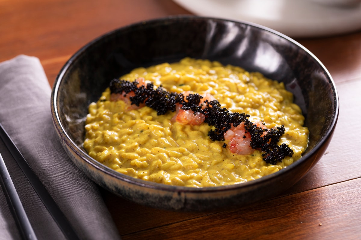 Risoto ao curry com leite de coco e tártaro de camarões