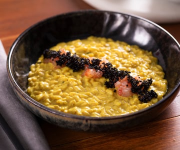 Risoto ao curry com leite de coco e tártaro de camarões