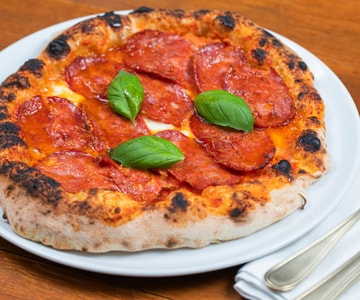 Pizza com creme de pimentão e spianata