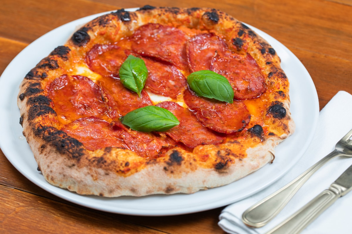 Pizza com creme de pimentão e spianata