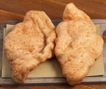 Pizza fritta com ricota e cicoli