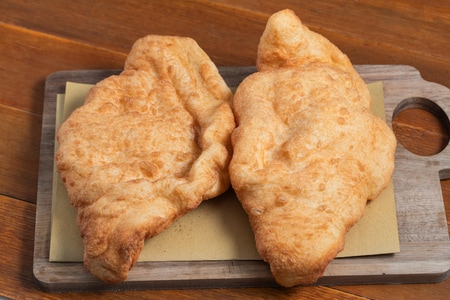 Pizza fritta com ricota e cicoli