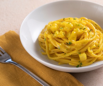 Spaghettoni com bacalhau, creme de batatas e açafrão