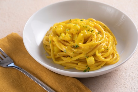 Spaghettoni com bacalhau, creme de batatas e açafrão