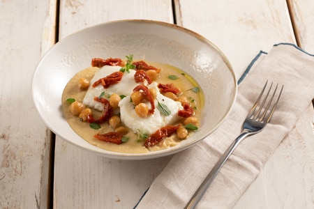 Bacalhau confit sobre creme de grão-de-bico