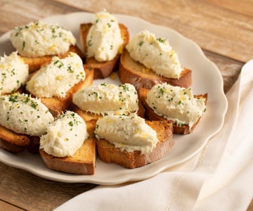Crostini com bacalhau cremoso