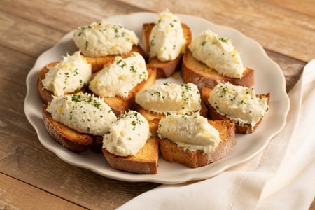 Crostini com bacalhau cremoso