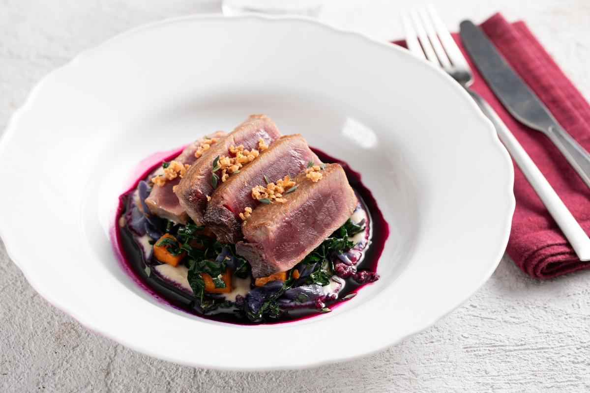 Atum selado com ratatouille invernal