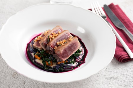 Atum selado com ratatouille invernal