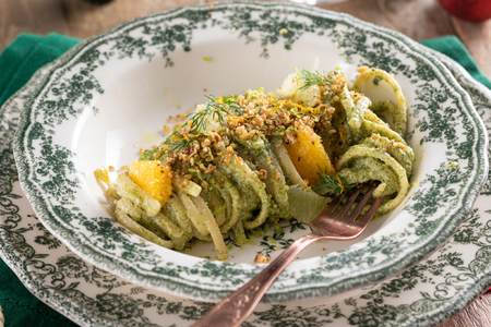 Linguine com pesto de endro e cítricos