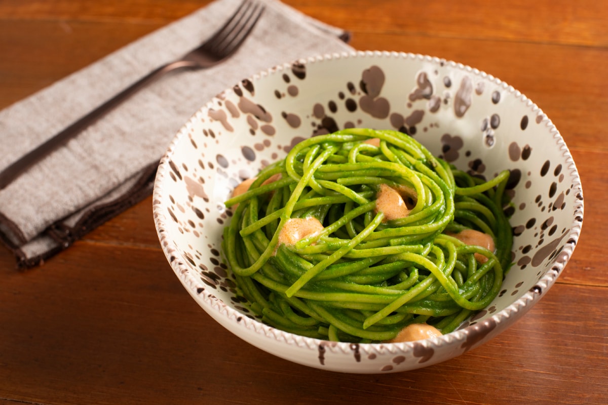 Spaghetti com creme de folhas de nabo, nduja e stracciatella