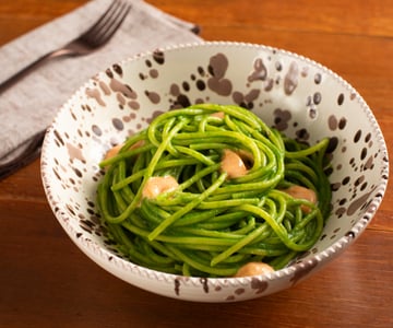Spaghetti com creme de folhas de nabo, nduja e stracciatella