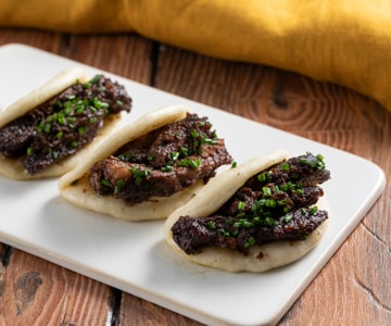 Bao no vapor com costelas de wagyu