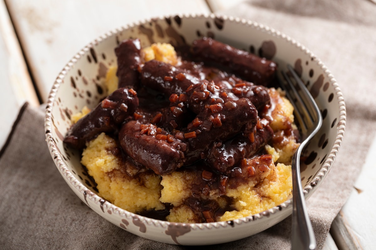Linguiça ao vinho tinto com polenta