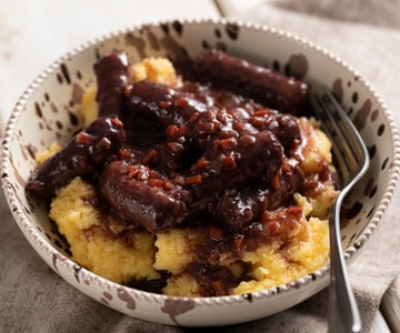 Linguiça ao vinho tinto com polenta