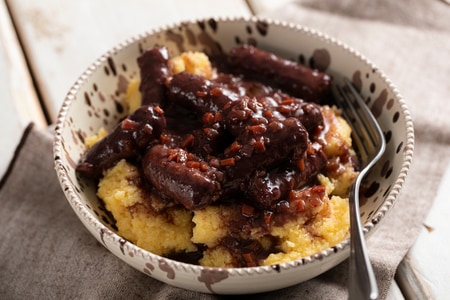 Linguiça ao vinho tinto com polenta