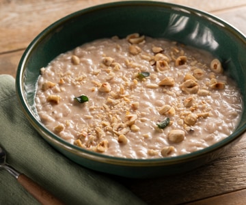 Risotto com creme de cebola e avelãs