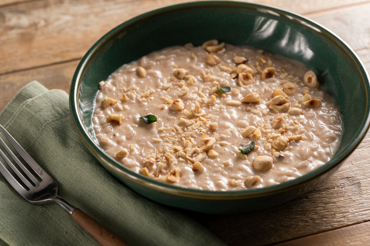 Risotto com creme de cebola e avelãs