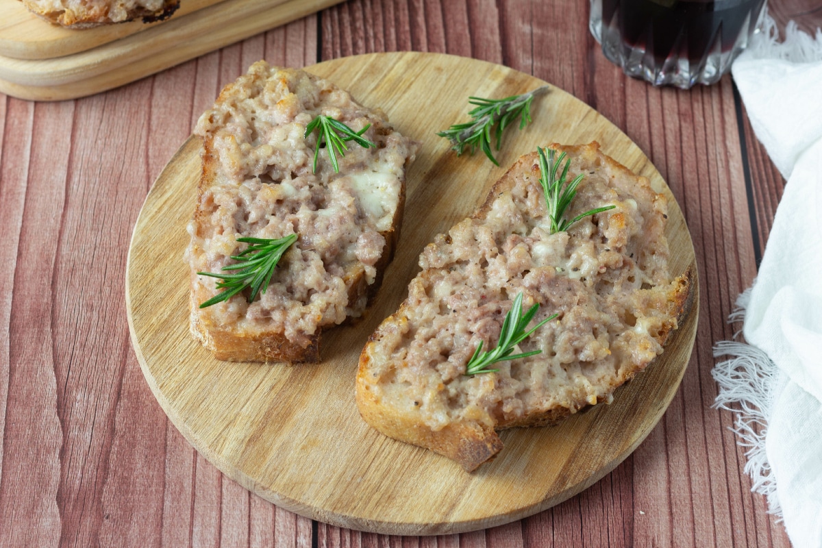 Crostini salsiccia e stracchino