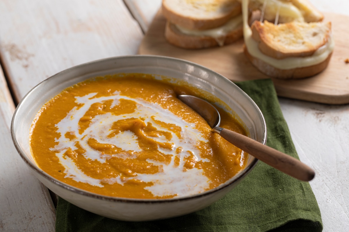 Creme de abóbora com curry e leite de coco