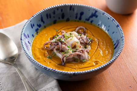 Creme de cenoura, gengibre e lulas tostadas