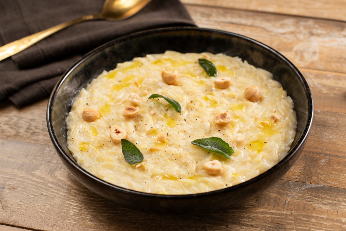 Risoni com alho-poró, robiola e avelãs