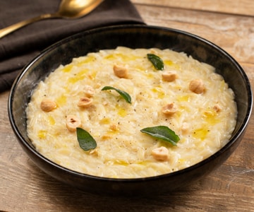 Risoni com alho-poró, robiola e avelãs